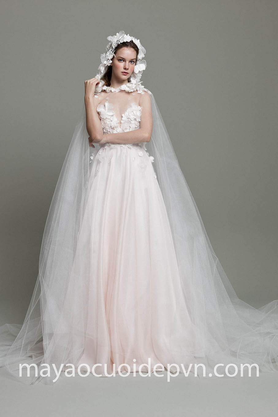 thiết kế váy cưới phối áo choàng trùm đầu hoa 3D