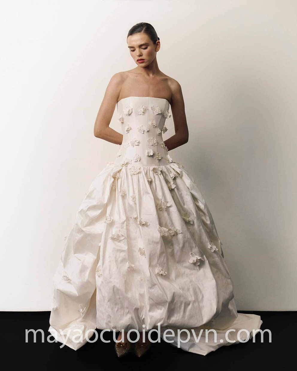 váy cưới hạ eo phối hoa 3d